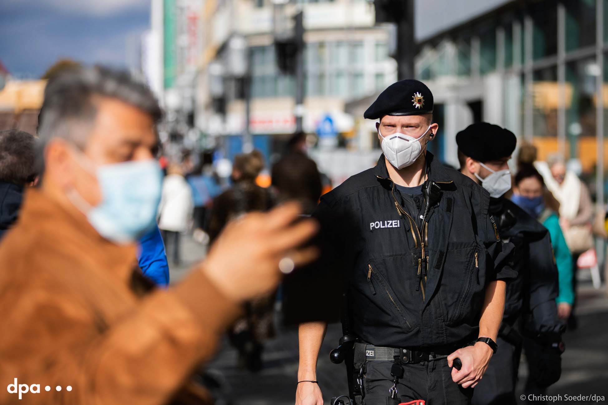Federal police enforcing the obligation for wearing face masks on shopping streets in Berlin