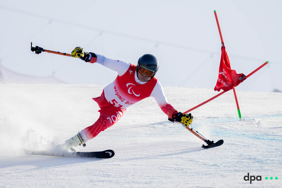 Andrzej Szczesny of Poland competes in the men’s giant slalom, standing.