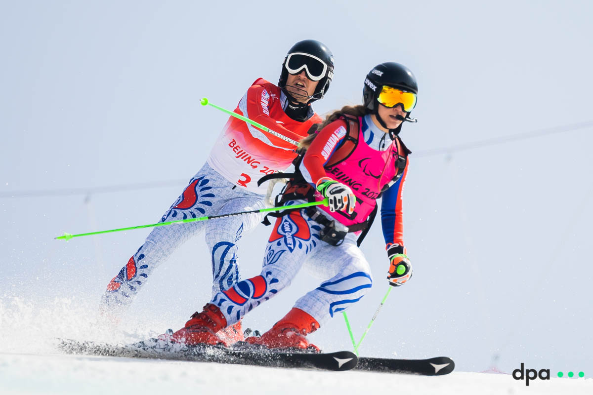Marek Kubacka (l) of slovakia und Guide Maria Zatovicova compete in the women’s giant slalom, vision impaired.