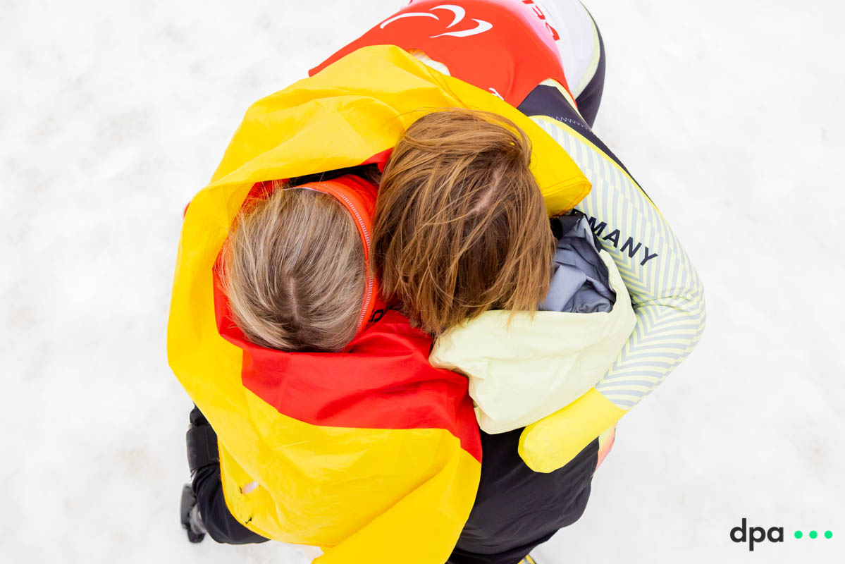 German athletes Andrea Rothfuss (l) und Anna-Lena Forster after the giant slalom race.
