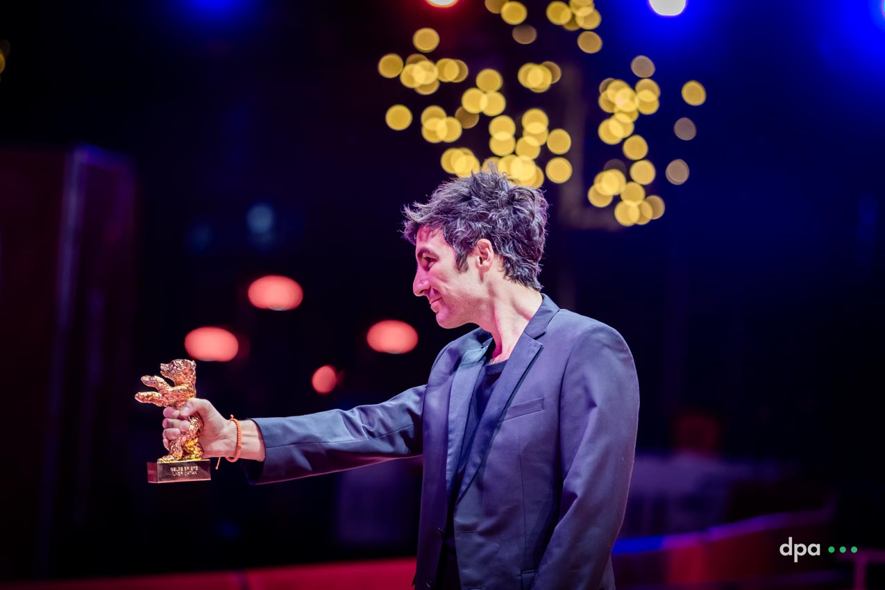 Ilker Çatak | Director of the film Yellow Letters, posing with the Golden Bear for Best Film