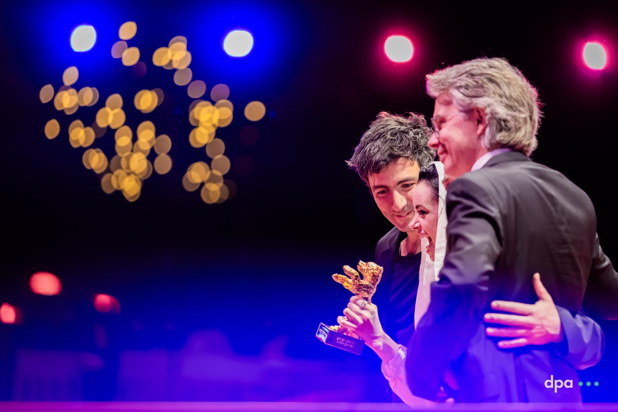 Ilker Çatak (l-r) | Director of the film Yellow Letters, Özgü Namal, Tansu Bicer, and Ingo Fliess | Producer, showing their award, the Golden Bear for Best Film